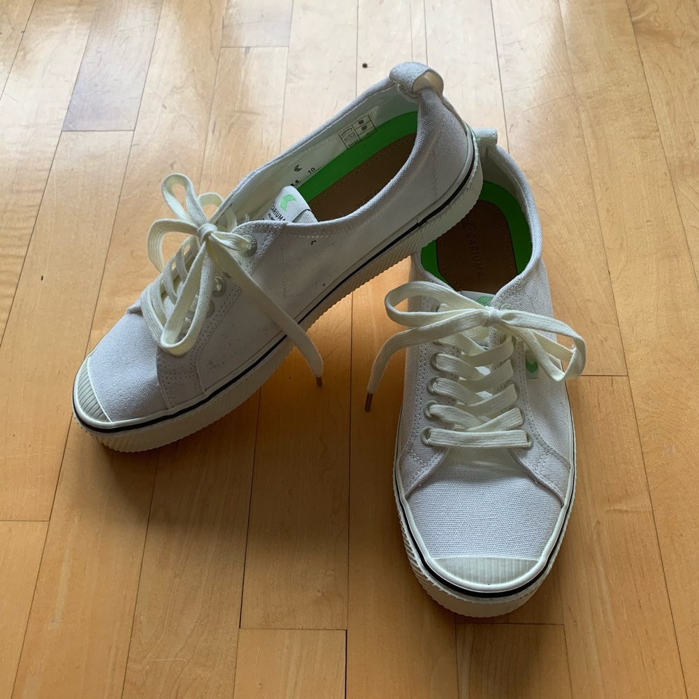 NWOT White Cariuma Low Canvas Sneakers
